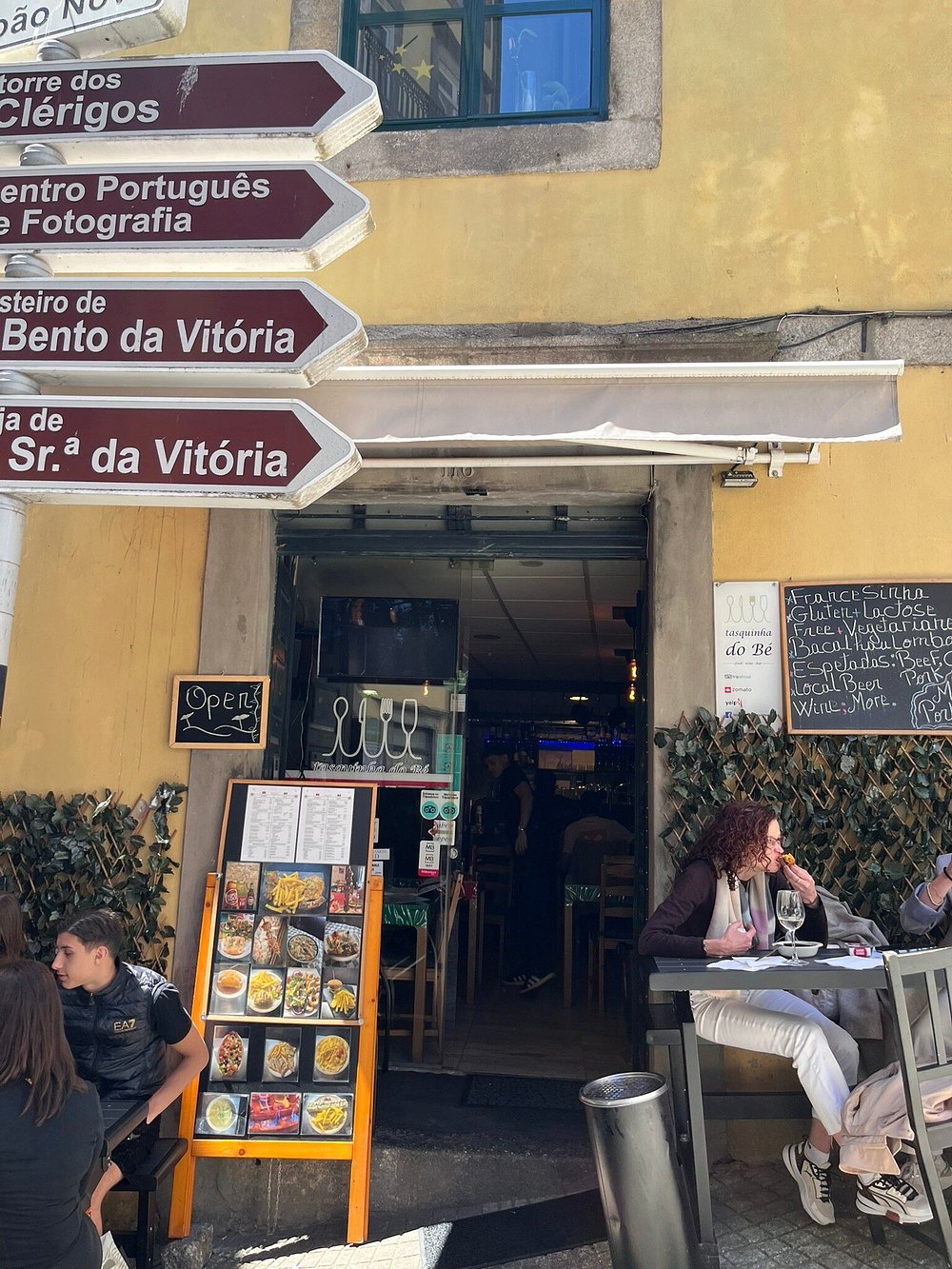 Fachada da Tasquinha do Bé